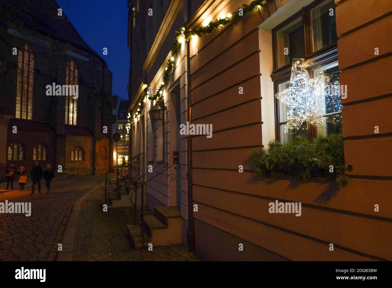 Berlin, Deutschland. Dezember 2020. Weihnachtsbeleuchtung schmückt eine Hausfassade im Nikolaiviertel. Quelle: Jörg Carstensen/dpa/Alamy Live News Stockfoto
