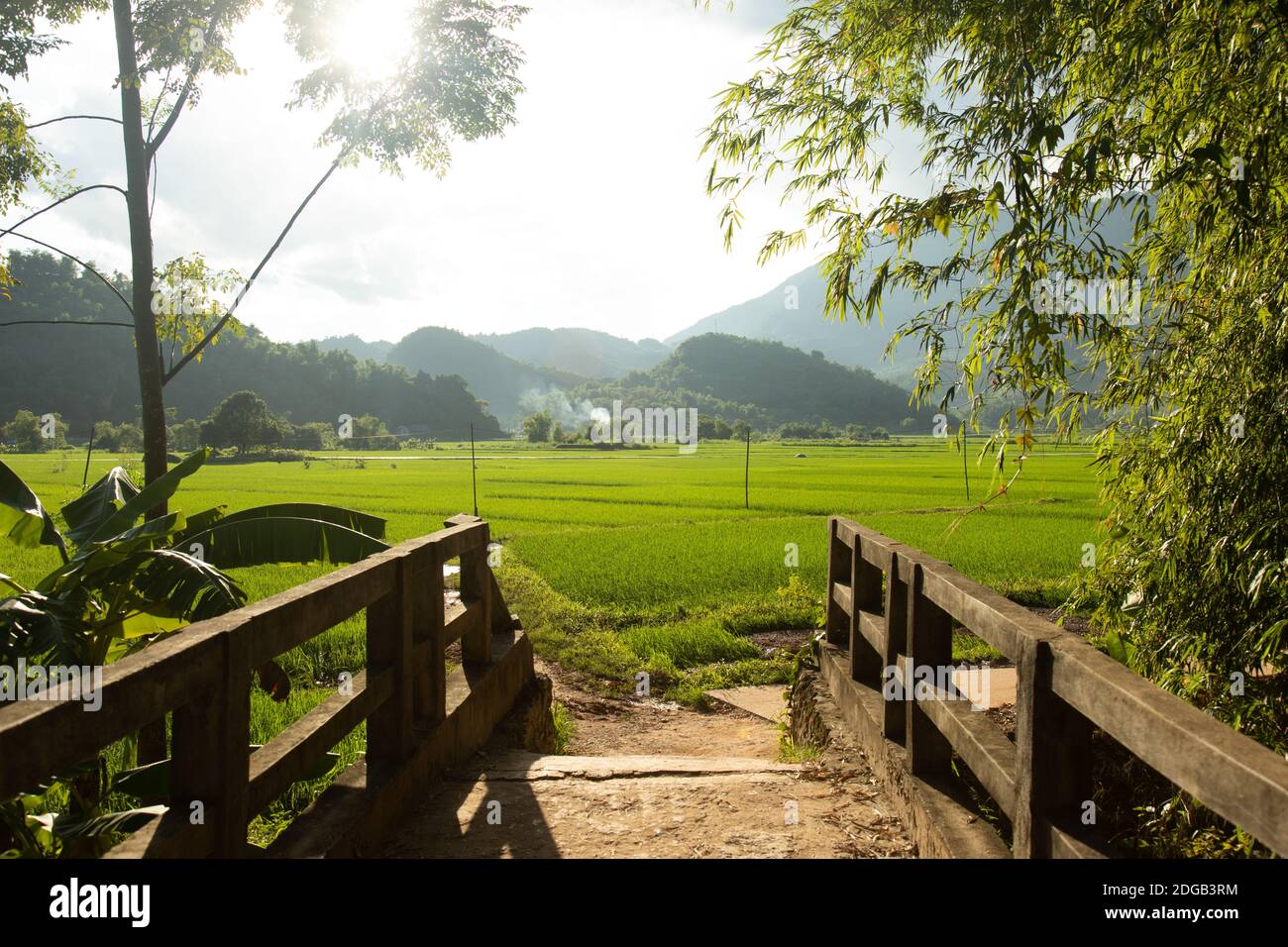 Blick auf den Sonnenuntergang von einer Holzbrücke im Mai Chau Tal, Vietnam Stockfoto