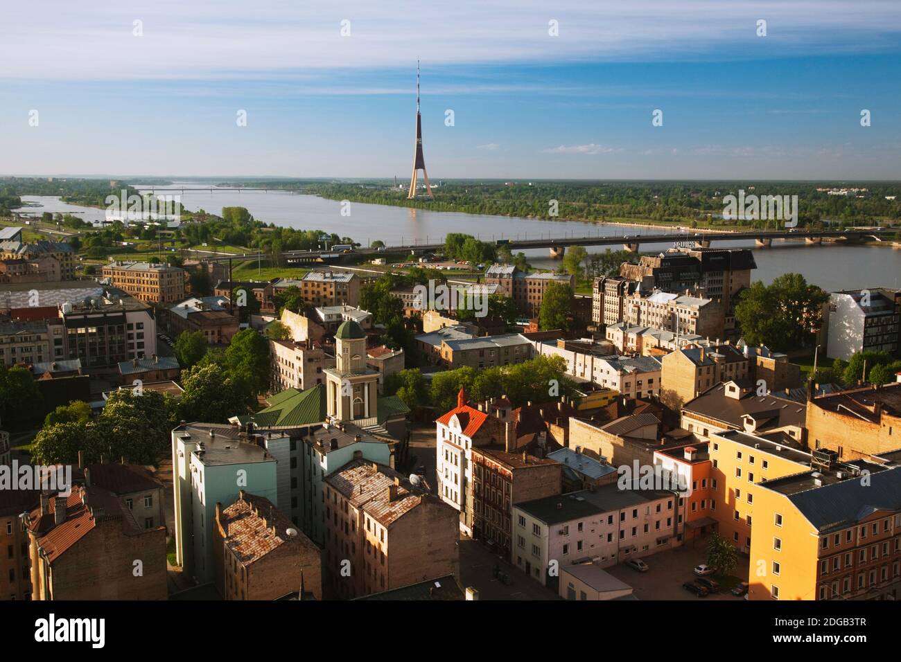 Fernsehturm und Daugava Fluss von der Lettischen Akademie der Wissenschaften, Vecriga, Alt Riga, Riga, Lettland Stockfoto