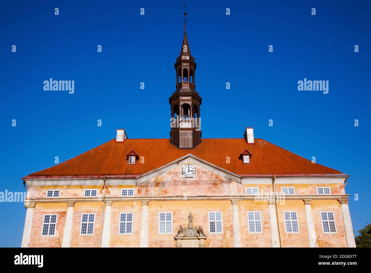 Niedrige Ansicht eines Rathauses, Narva, Estland Stockfoto