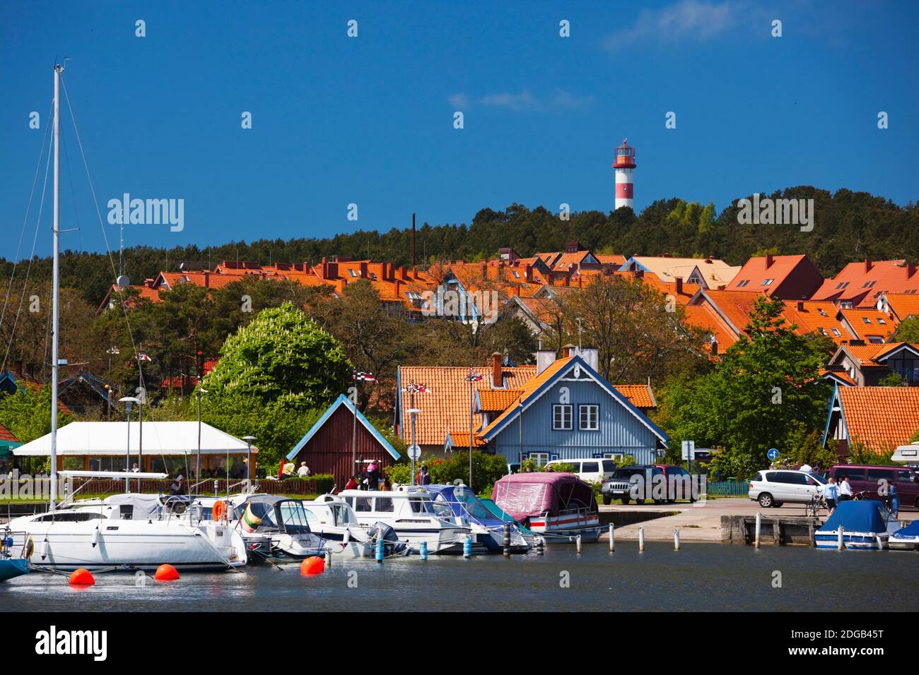 Boote an einem Hafen mit Gebäuden im Hintergrund, Nida, Kurische Nehrung, Litauen Stockfoto
