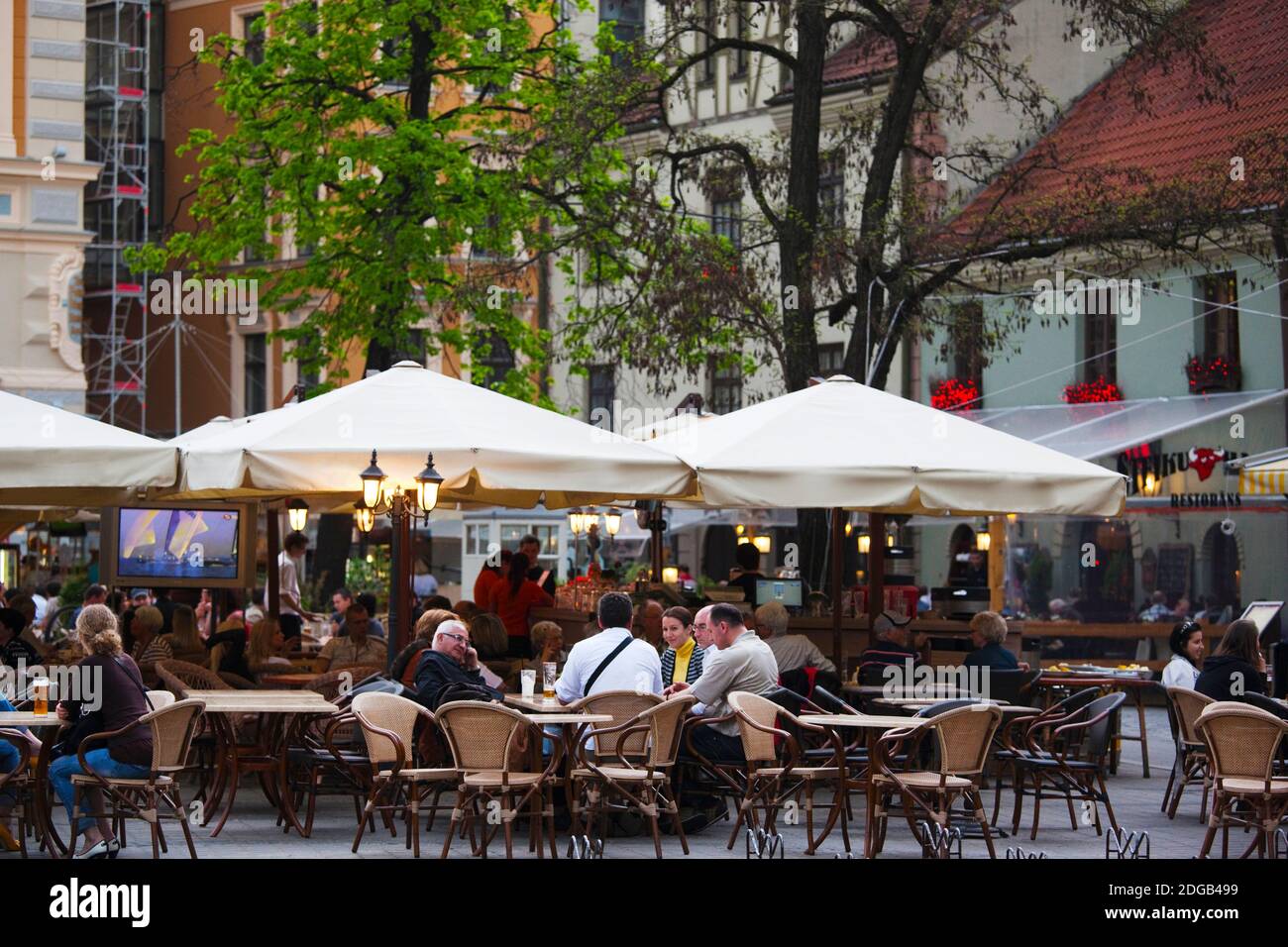 Touristen in einem Bürgersteig Café, Livu Laukums Platz, Vecriga, Alt-Riga, Riga, Lettland Stockfoto