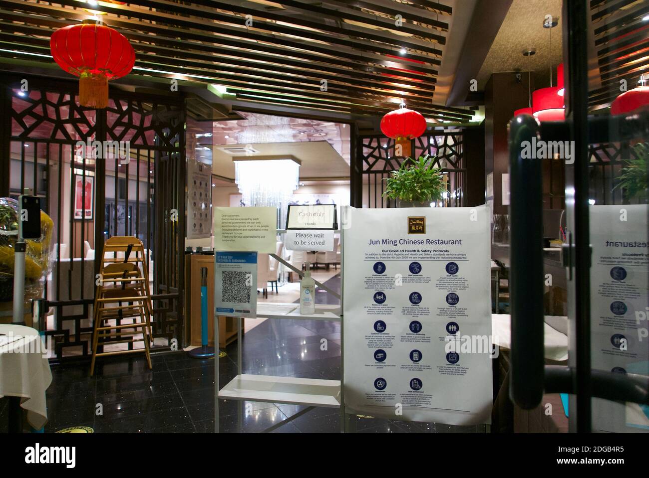 Leeres chinesisches Restaurant mit weißen Stühlen und Tischdecken. Geschäftsmangel während Tier 2 Covid19-Einschränkungen. Jun Ming Xuan, Colindale, London. Stockfoto