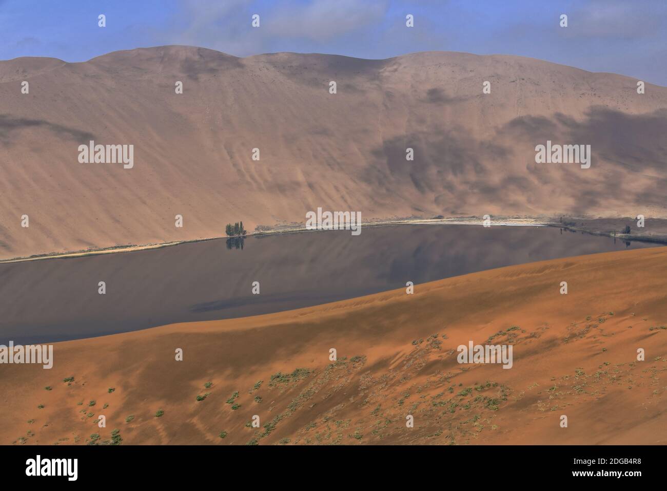 Sumu Barun Jaran See spiegelnd dunkles Wasser. Badain Jaran Wüste-Innere Mongolei-China-1158 Stockfoto