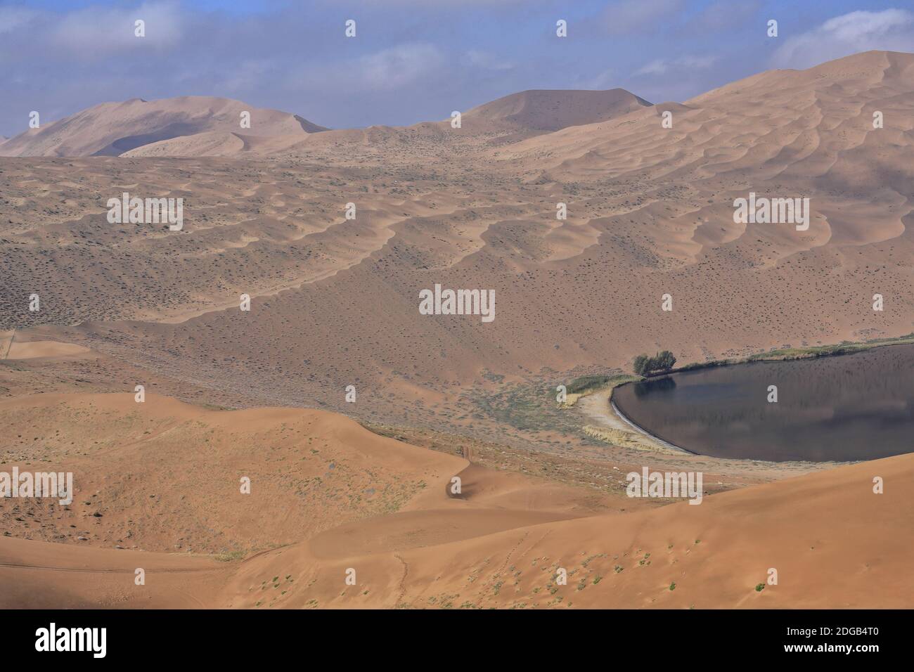 Sumu Barun Jaran See spiegelnd dunkles Wasser. Badain Jaran Wüste-Innere Mongolei-China-1162 Stockfoto