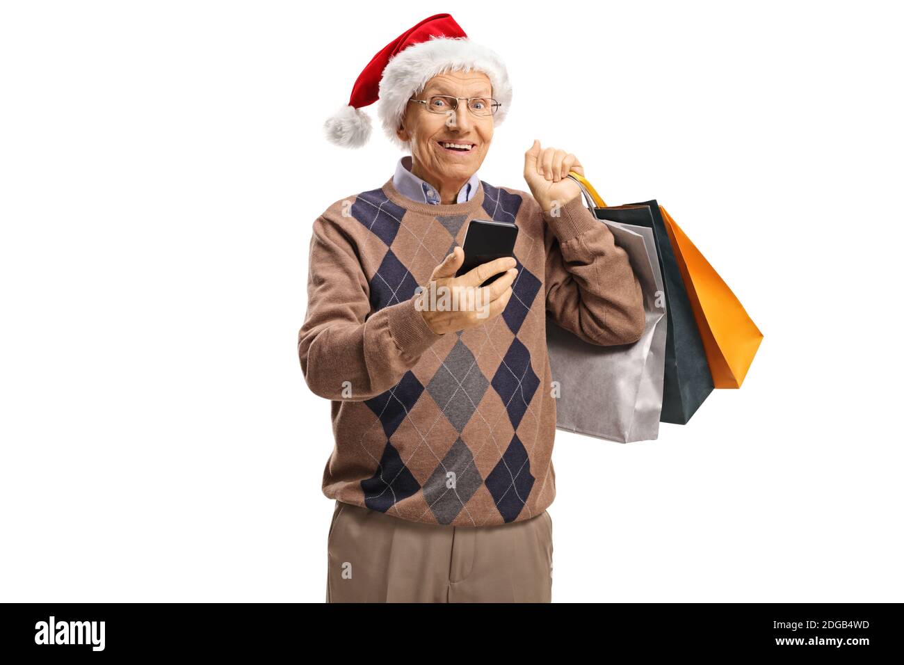 Älterer Mann mit Handy und Einkaufstaschen Ein weihnachtsmann Hut isoliert auf weißem Hintergrund Stockfoto