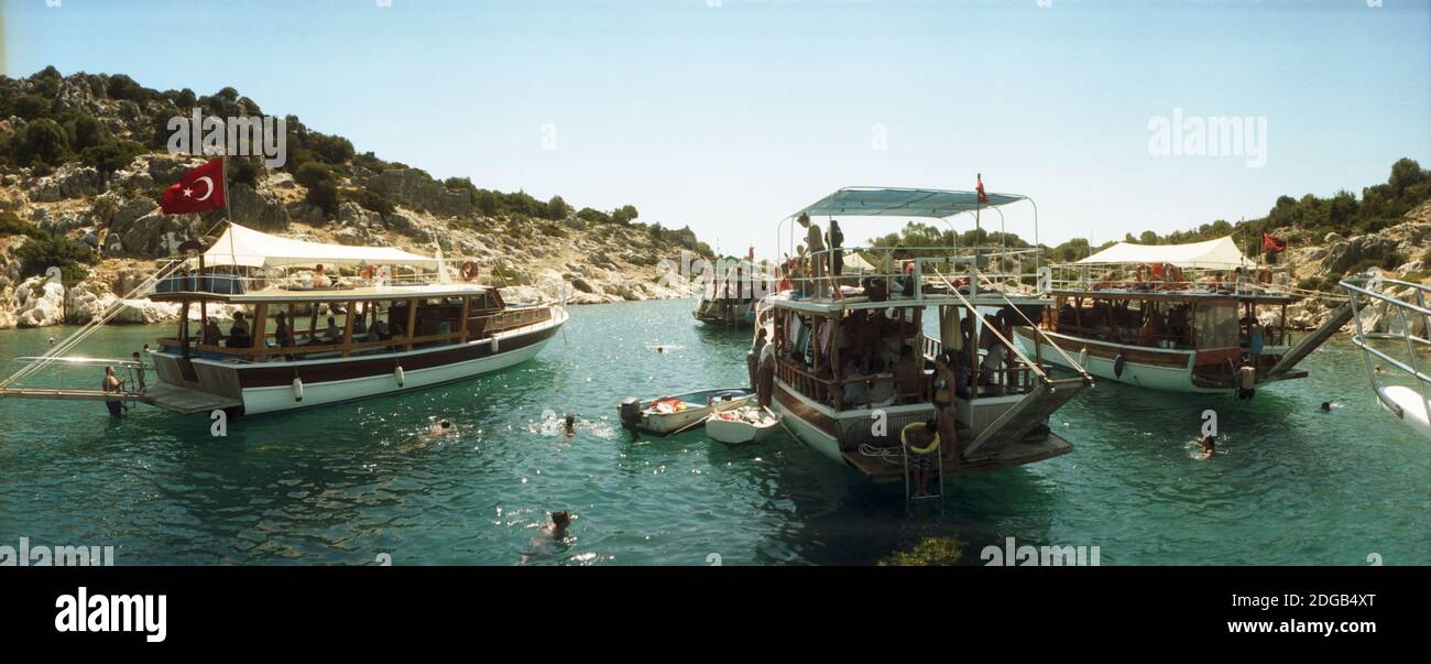 Boote mit Menschen schwimmen im Mittelmeer, Kas, Provinz Antalya, Türkei Stockfoto