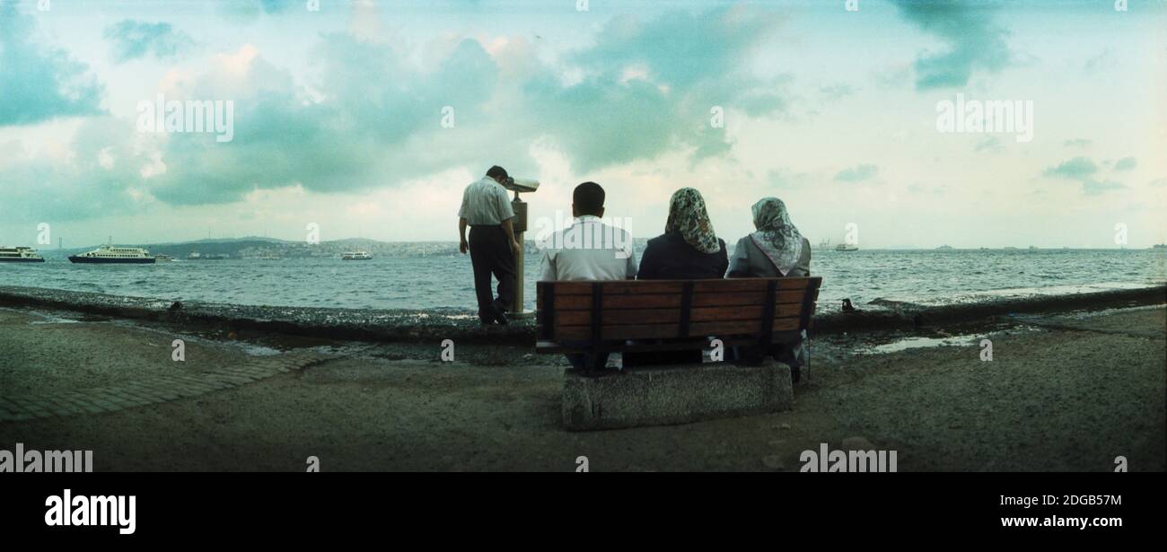 Menschen mit Blick auf die Bosporus-Straße, Istanbul, Türkei Stockfoto