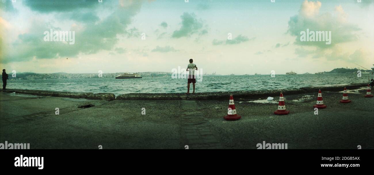 Junge mit Blick auf die Bosporus-Straße, Istanbul, Türkei Stockfoto