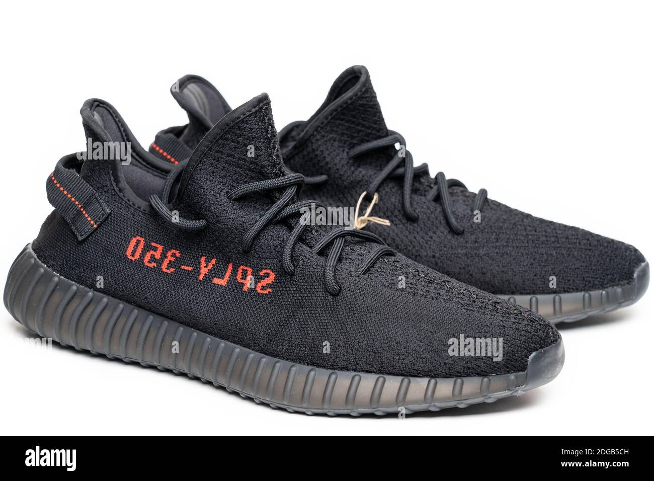 Moskau, Russland - Dezember 2020 : Adidas Yeezy Boost 350 V2 KERN SCHWARZ ROT. Stockfoto