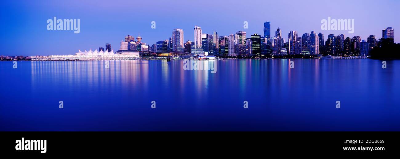 Vancouver Skyline bei Nacht, Britisch-Kolumbien, Kanada Stockfoto