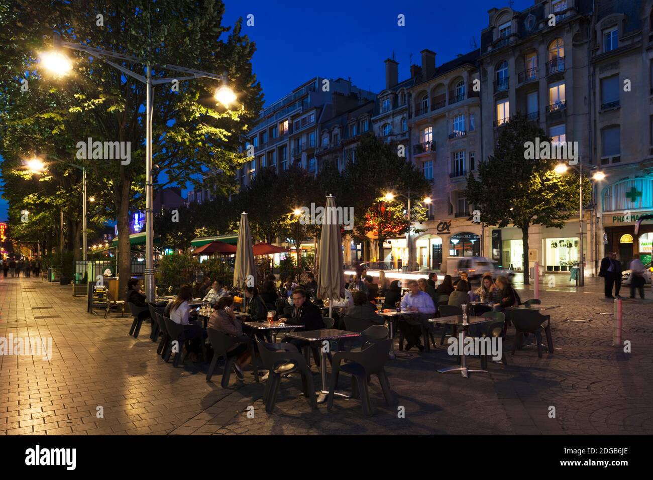 Menschen an Straßencafés in einer Stadt, Place Drouet d'Erlon, Reims, Marne, Champagne-Ardenne, Frankreich Stockfoto