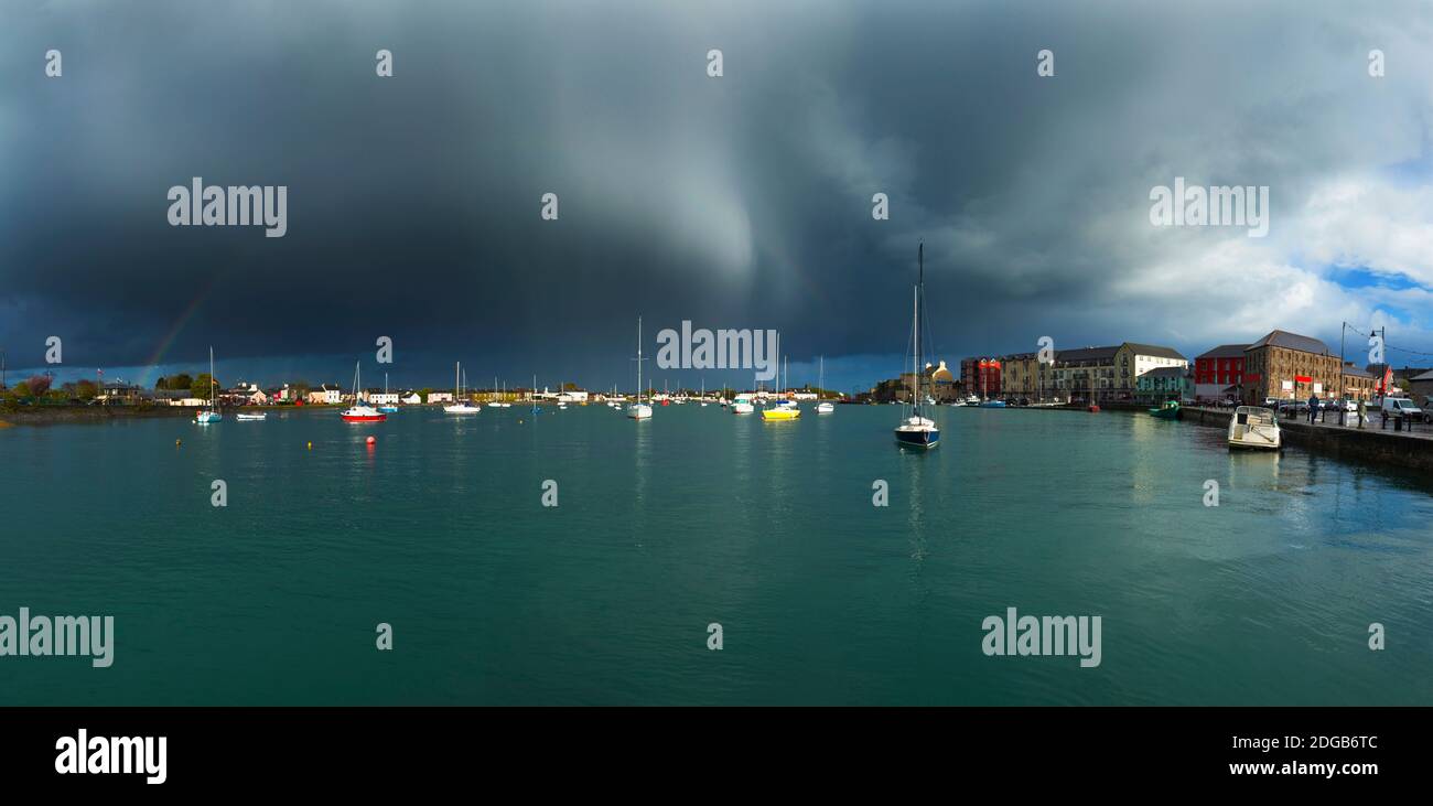 Stürmisches Wetter über dem Hafen, Dungarvan Hafen, Dungarvan, Grafschaft Waterford, Republik Irland Stockfoto