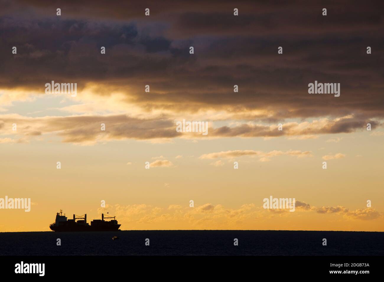 Silhouette eines Schiffes im Meer bei Sonnenaufgang, Sete, Herault, Languedoc-Roussillon, Frankreich Stockfoto