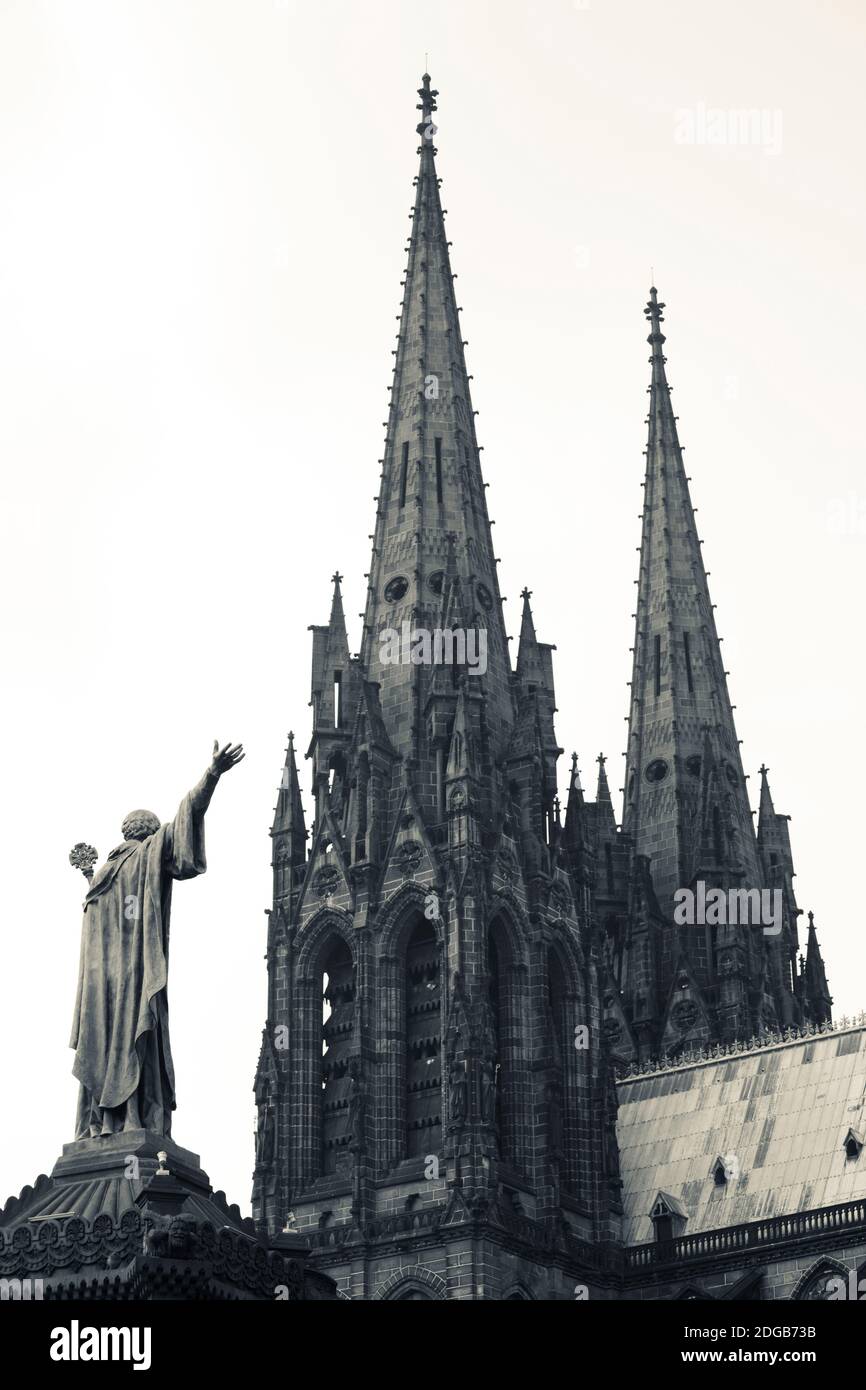Niedrige Ansicht einer Kathedrale, Kathedrale Notre-Dame-de-l'Assomption, Clermont-Ferrand, Auvergne, Puy-de-Dome, Frankreich Stockfoto