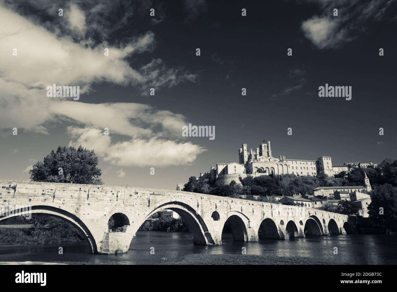 Pont Vieux Brücke mit Kathedrale Saint-Nazaire im Hintergrund, Beziers, Herault, Languedoc-Roussillon, Frankreich Stockfoto