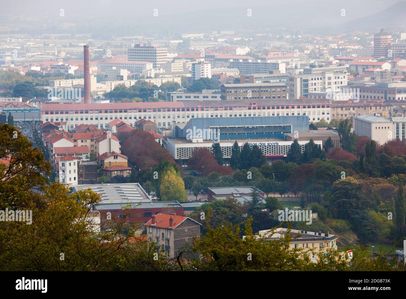 Luftaufnahme der Stadt und Michelin Reifenfabrik vom Parc de Montjuzet, Clermont-Ferrand, Auvergne, Puy-de-Dome, Frankreich Stockfoto