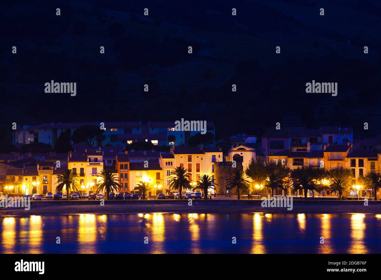 Gebäude am Wasser, Collioure, Vermillion Coast, Pyrennes-Orientales, Languedoc-Roussillon, Frankreich Stockfoto