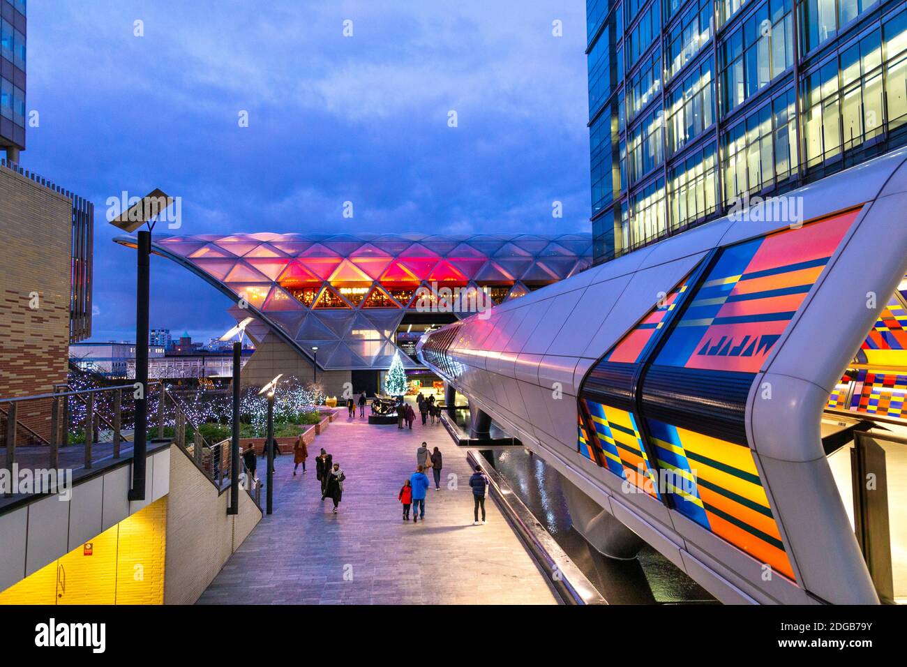 Beleuchtete Canary Wharf Crossrail Place und Adams Plaza Bridge am Abend, London, Großbritannien Stockfoto