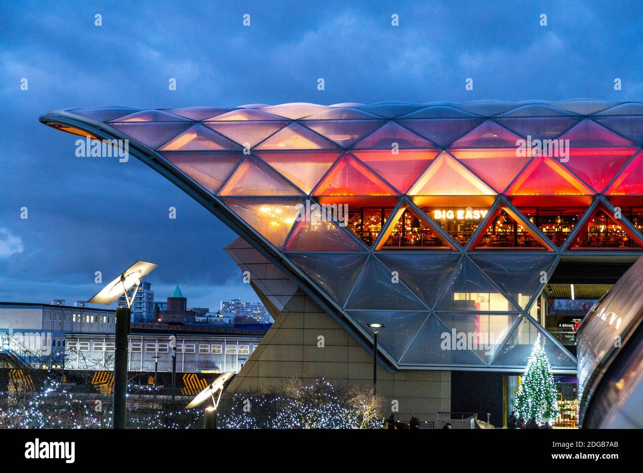 Beleuchtete Canary Wharf Crossrail Place mit Big Easy Restaurant am Abend, London, Großbritannien Stockfoto