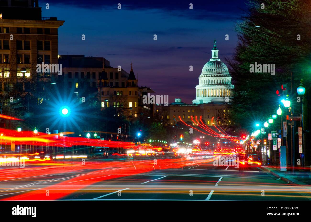Verkehr auf der Straße mit State Capitol Building im Hintergrund, Washington DC, USA Stockfoto