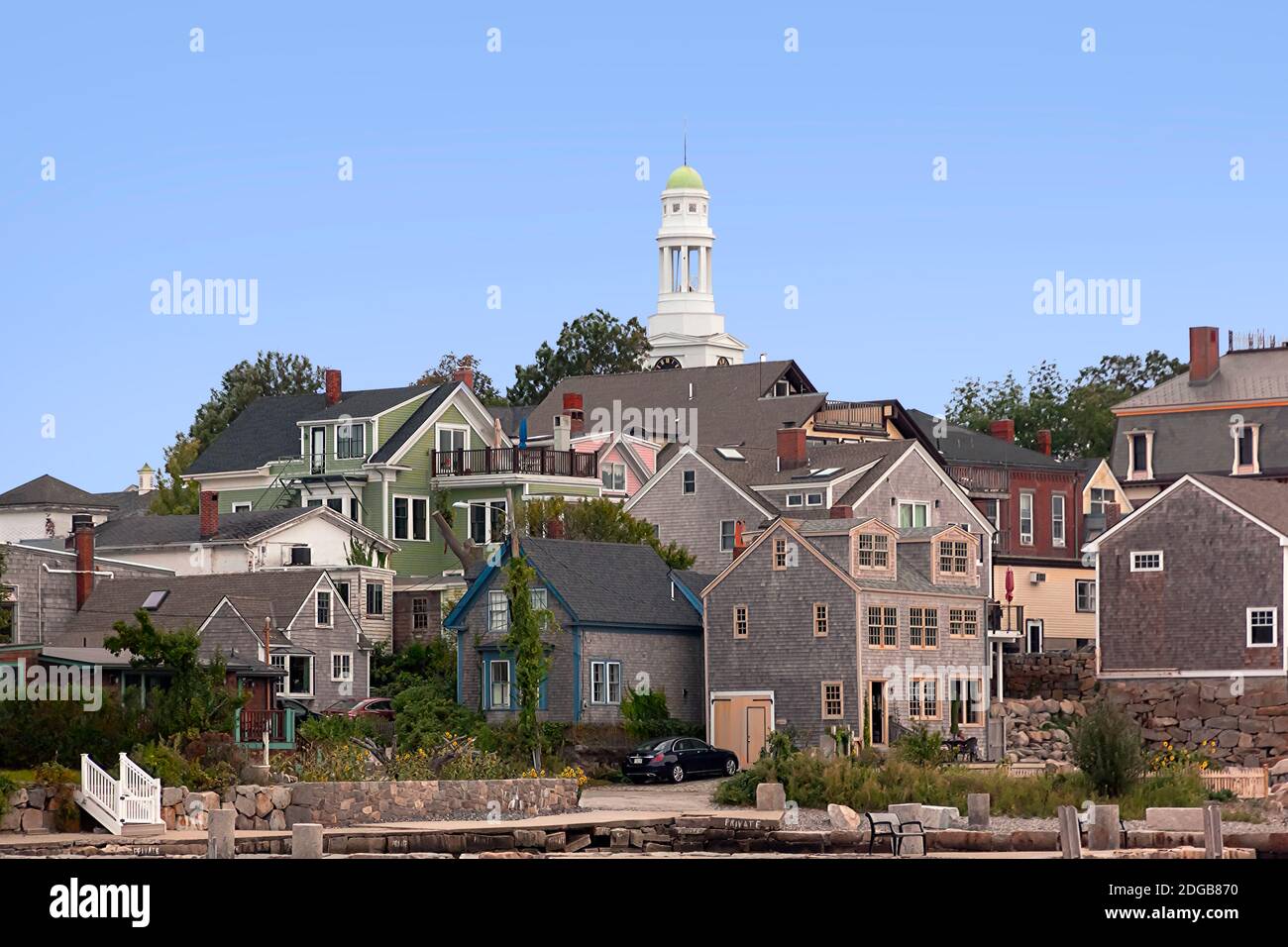 Skyline von Rockport, Massachusetts mit dem ersten Kirchturm im Hintergrund. Stockfoto