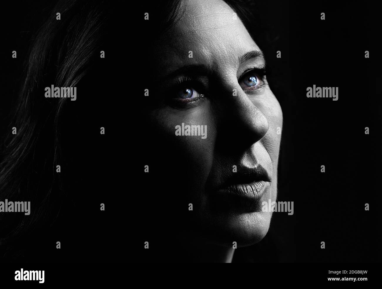 Schwarz und weiß grün Augen Frau Porträt Stockfoto