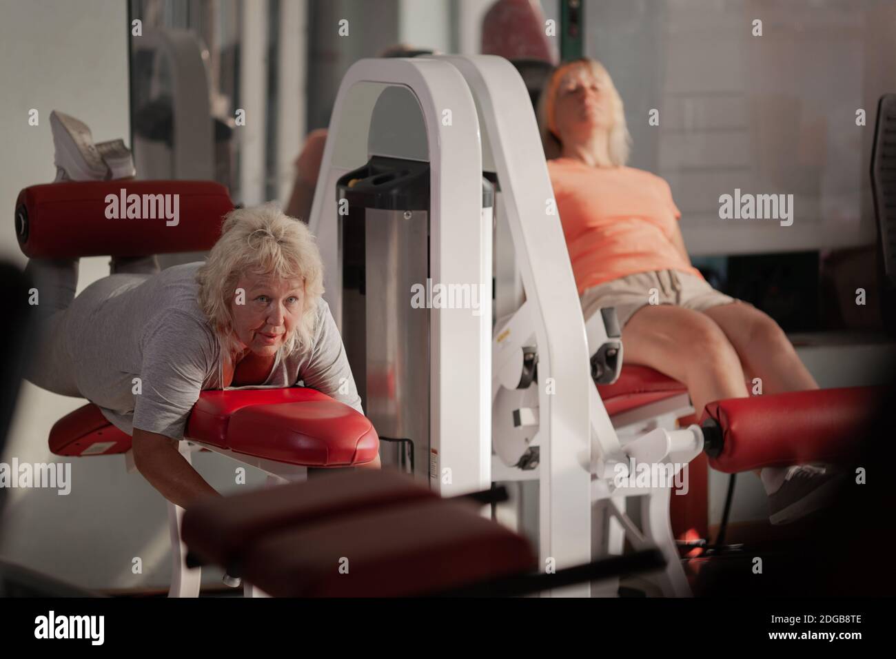 Zwei Frauen mittleren Alters, die in einer Turnhalle Stockfoto