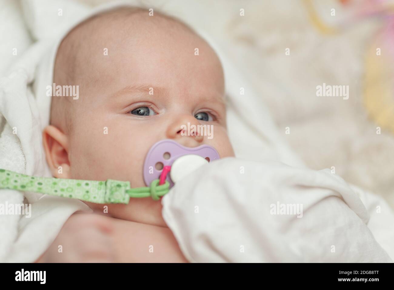 Ein Porträt eines Jungen mit einem Baby dummy Stockfoto