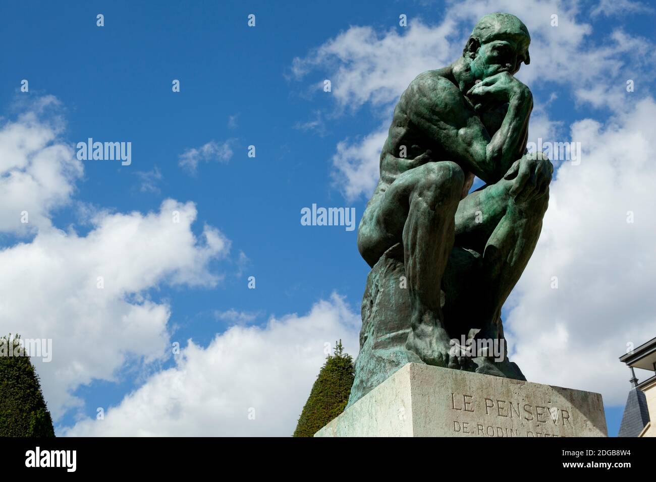 Niedrige Ansicht einer Statue im Musee Rodin, Paris, Ile-de-France, Frankreich Stockfoto