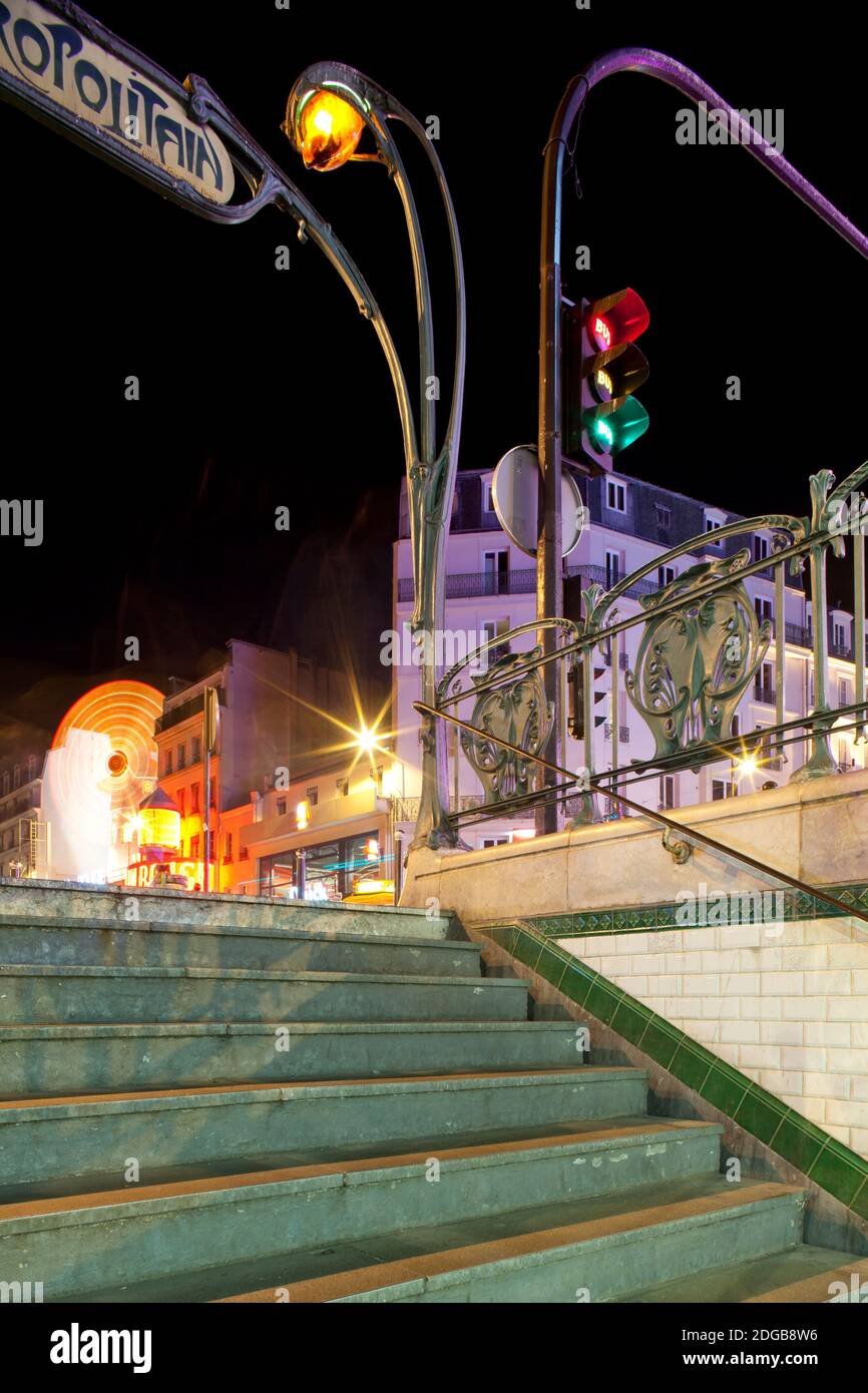 Metrostation beleuchtet bei Nacht, Metro Station Blanche, Boulevard de Clichy, Paris, Ile-de-France, Frankreich Stockfoto
