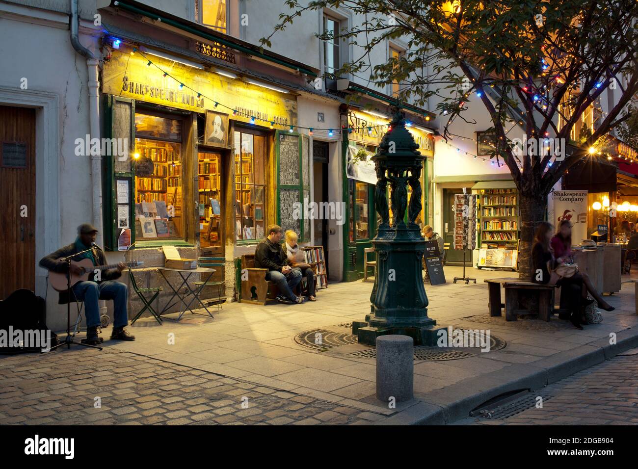 Geschäft in der Abenddämmerung, Paris, Ile-de-France, Frankreich Stockfoto