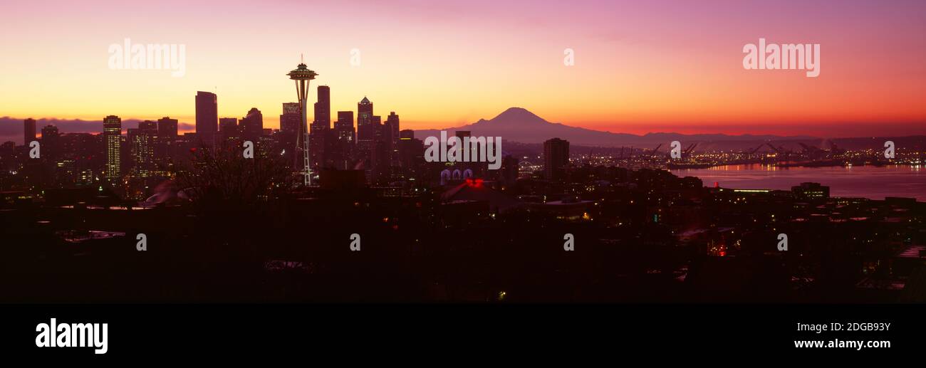 Hohe Betrachtungswinkel und einer Stadt bei Sonnenaufgang, Seattle, Mt Rainier, King County, Washington State, USA Stockfoto