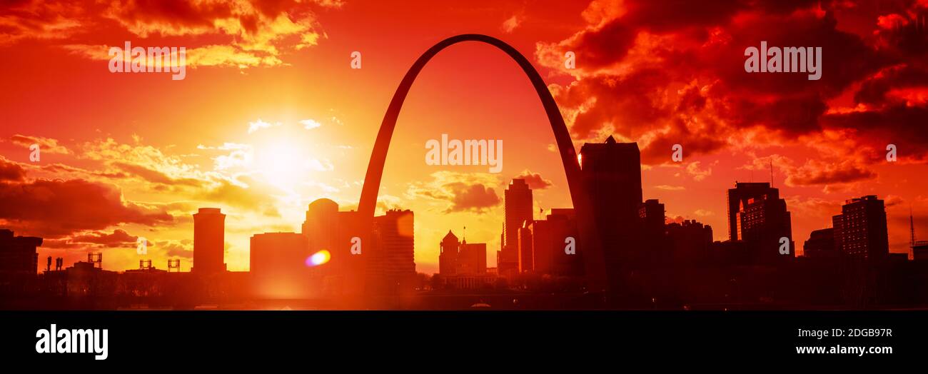 Downtown-Gebäude und Gateway Arch bei Sonnenuntergang, St. Louis, Missouri, USA Stockfoto