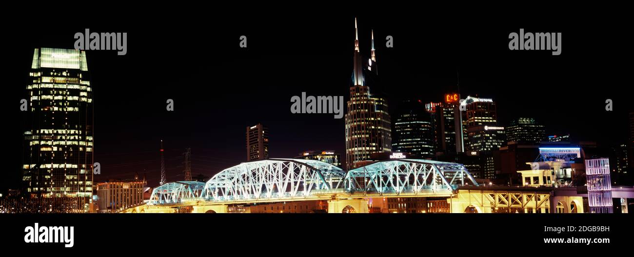 Skylines und Shelby Street Bridge bei Nacht, Nashville, Tennessee, USA Stockfoto