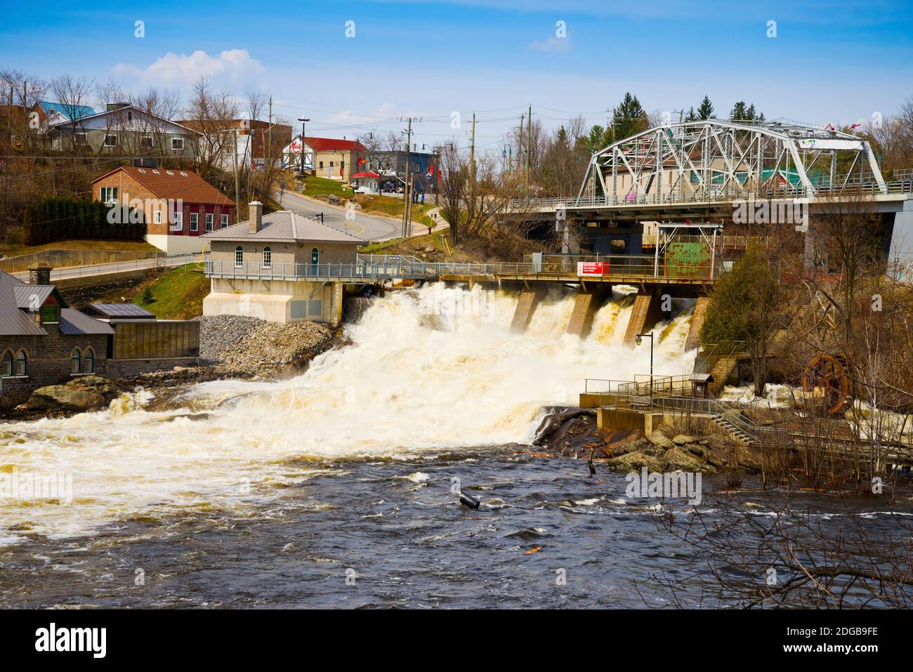 Frühlingsflut bei Hydro Falls auf dem Muskoka River, Bracebridge, Ontario, Kanada Stockfoto