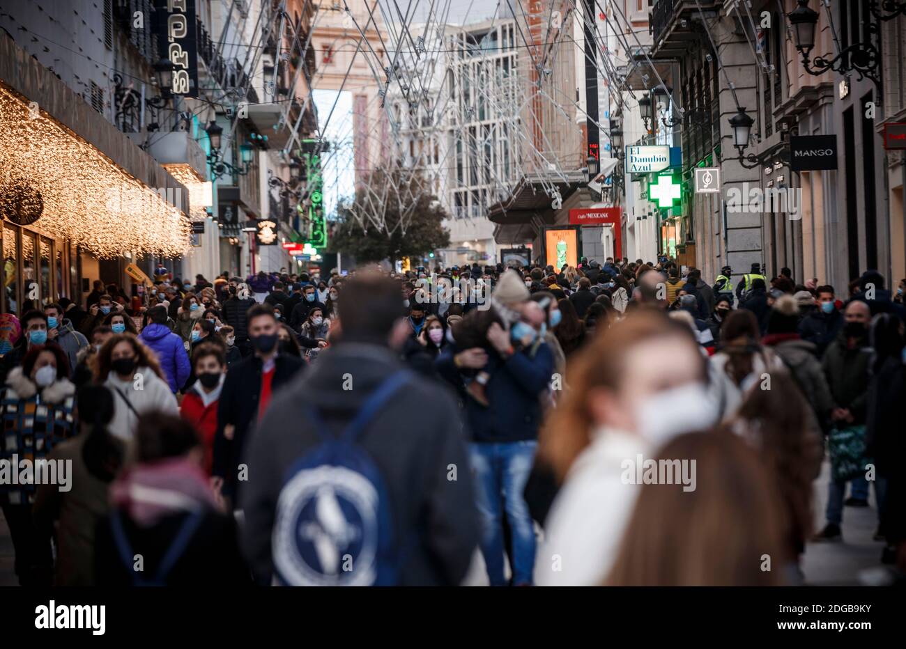 Madrid, Spanien. Dezember 2020. Viele Leute laufen um die Calle Preciados im Zentrum von Madrid herum. Quelle: Indira/DAX/ZUMA Wire/Alamy Live News Stockfoto