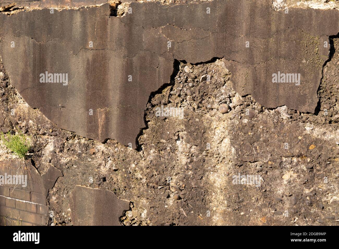 Verwitterte Wand aus schwerem Beton Aggregat, zerbröckelnde Stuck Skim Mantel, schmutzige braune Patina, kreative industrielle Kopie Raum, horizontale Aspekt Stockfoto