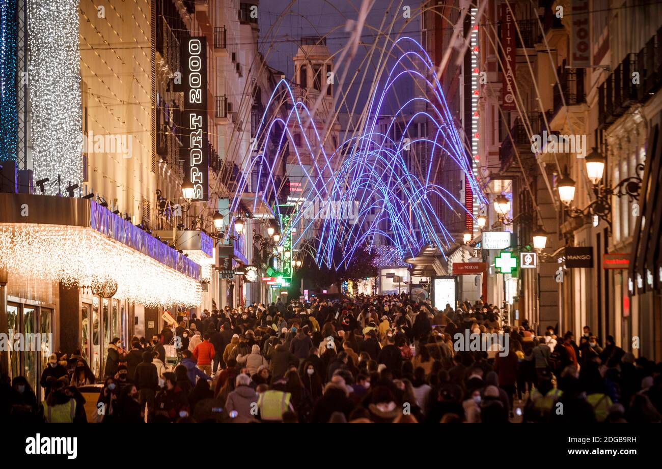 Madrid, Spanien. Dezember 2020. Viele Leute laufen um die Calle Preciados im Zentrum von Madrid herum. Quelle: Indira/DAX/ZUMA Wire/Alamy Live News Stockfoto