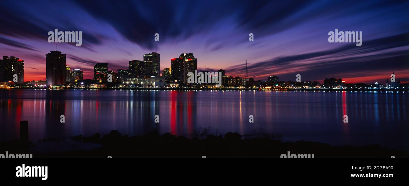 Spiegelung von Wolkenkratzern auf dem Wasser, River Mississippi, New Orleans, Louisiana, USA Stockfoto