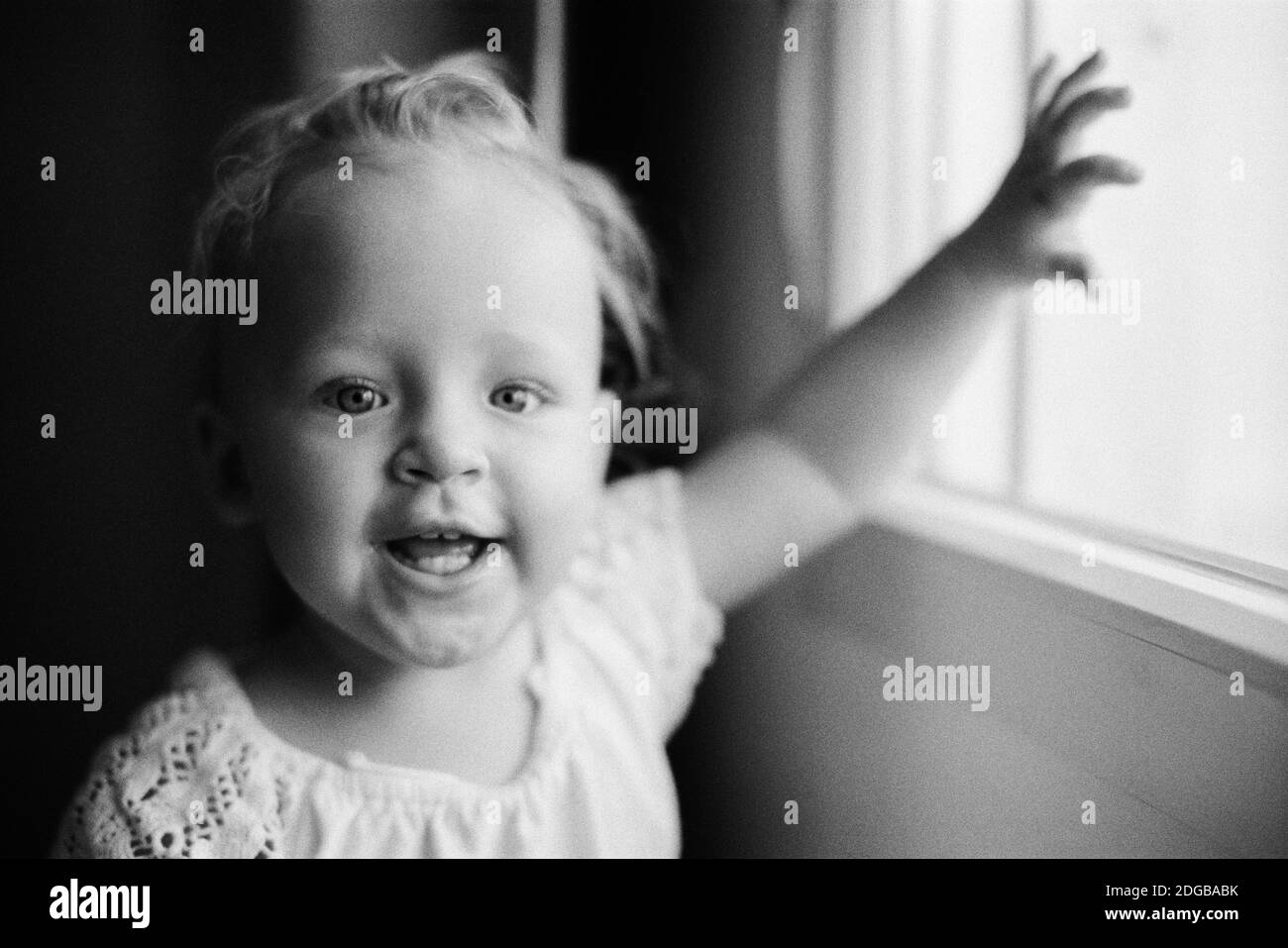 Portrait von glücklich ein Jahr altes Mädchen in Schwarz und Weiß Stockfoto