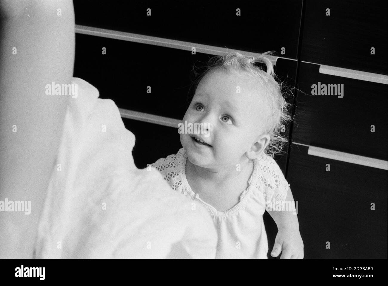 Home Portrait von Baby Mädchen in Schwarz und Weiß Stockfoto