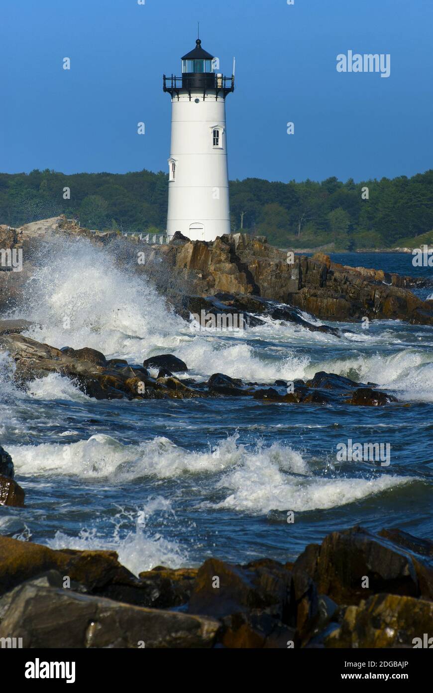 An einem sonnigen Tag in New England stürmen große Wellen am Leuchtturm von Portsmouth Harbour an der New Hampshire Seacoast. Stockfoto