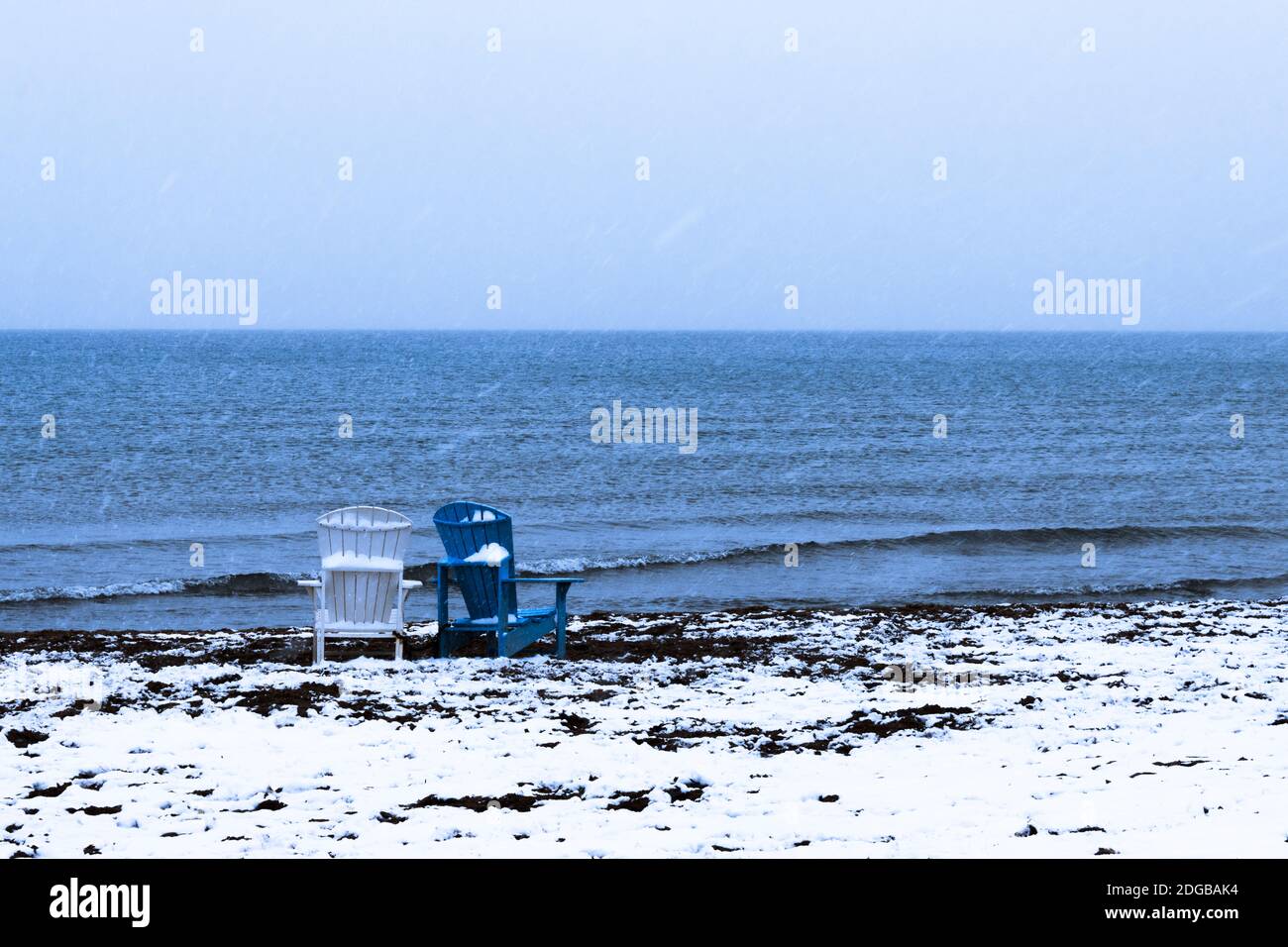 Zwei Stühle am woodbine Beach Toronto ON Stockfoto