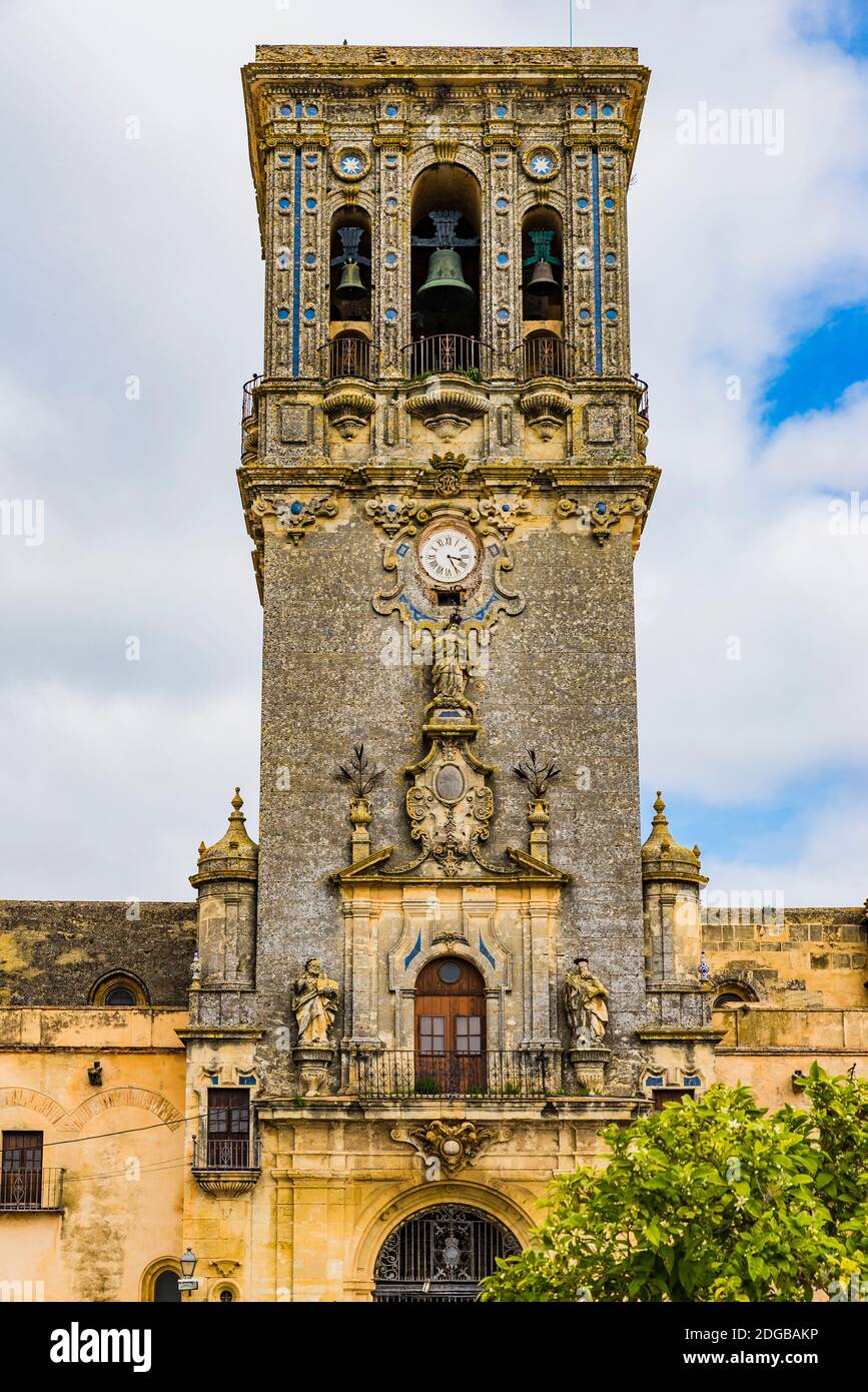 Neoklassizistischer Turm. Basílica de Santa María de la Asunción. Arcos de la Frontera, Cádiz, Andalucía, Spanien, Europa Stockfoto