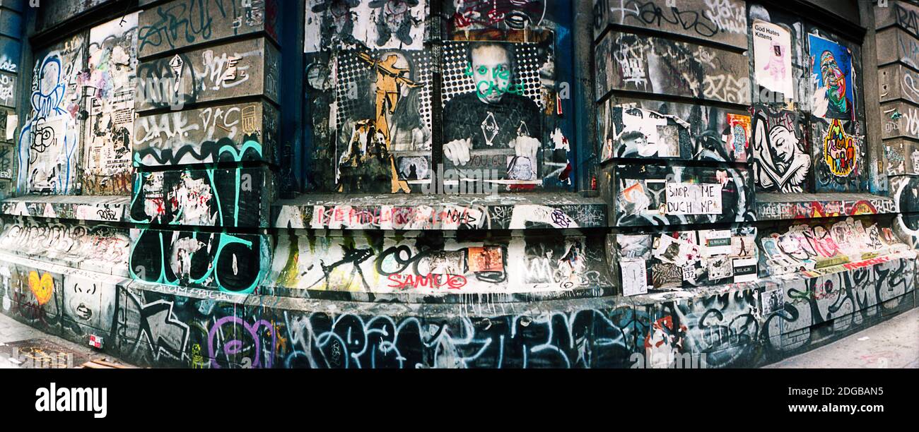 Graffiti bedeckt Germania Bank Building auf Bowery Street, Soho, Manhattan, New York City, New York State, USA Stockfoto