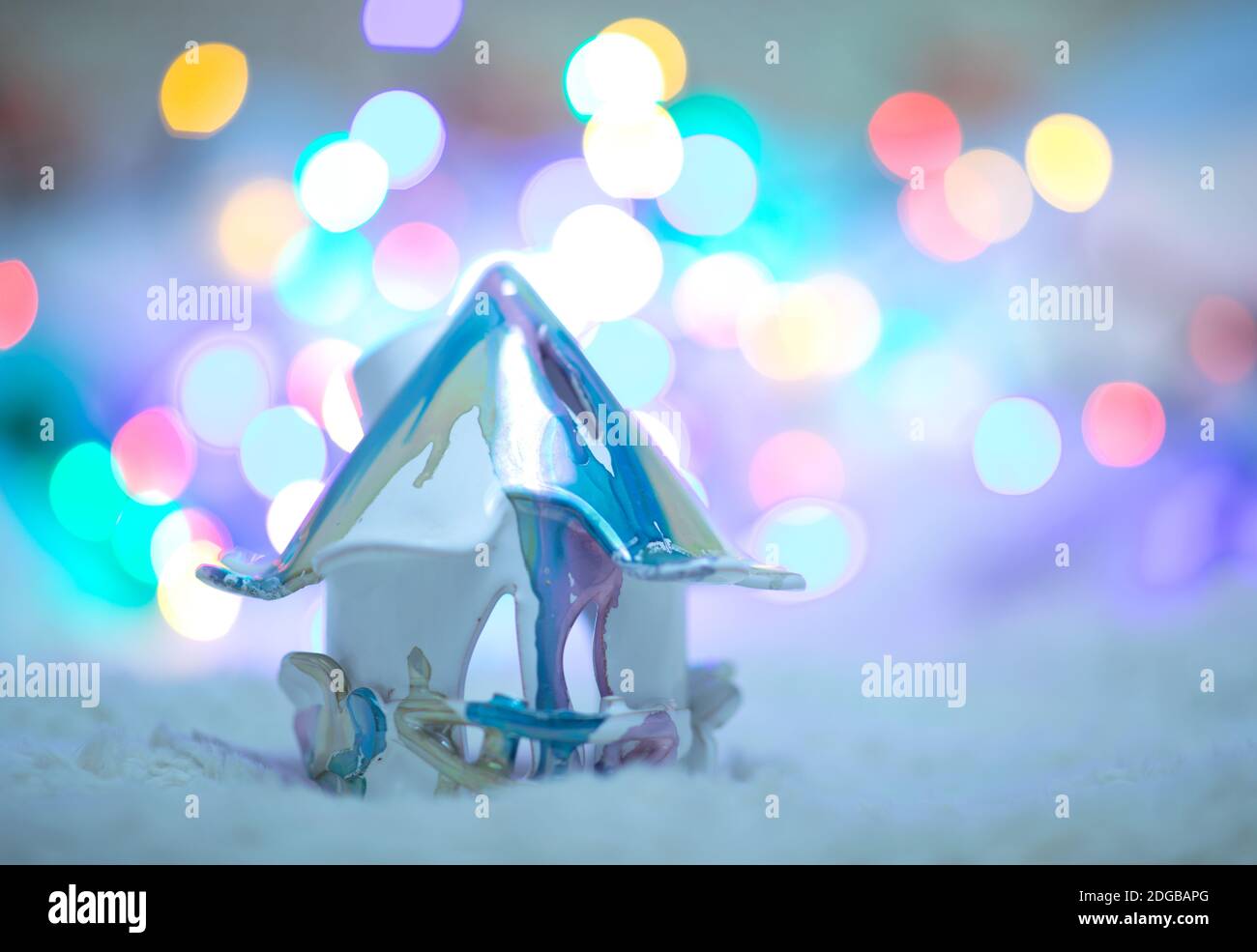 Weihnachtslaterne als Heimdekoration und Bokeh Licht Hintergrund. Weihnachtszeit und magische Stimmung Stockfoto