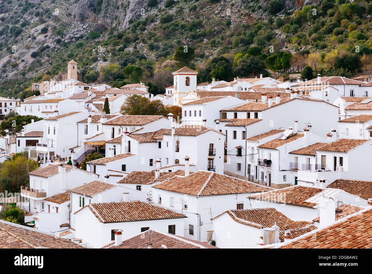 Blick auf die Stadt Villaluenga del Rosario von der Spitze des Hügels. Villaluenga del Rosario, Cádiz, Andalusien, Spanien, Europa Stockfoto