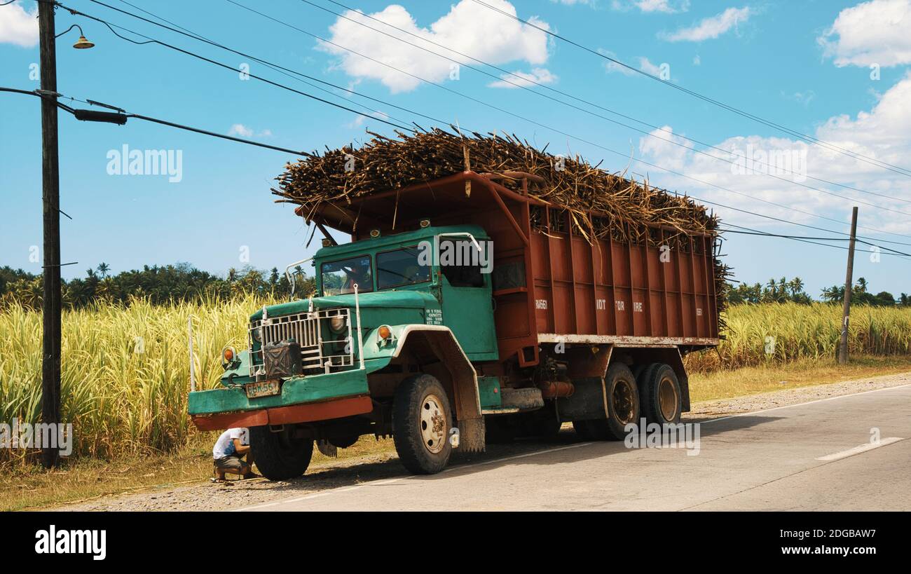 Der Zuckerrohr-Truck brach auf der Straße neben dem zuckerkain-Feld auf den philippinen, Zuckerrohr-Truck, zusammen Stockfoto