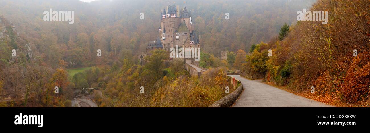 Schloss Eltz im Herbst, Rheinland-Pfalz, Deutschland Stockfoto